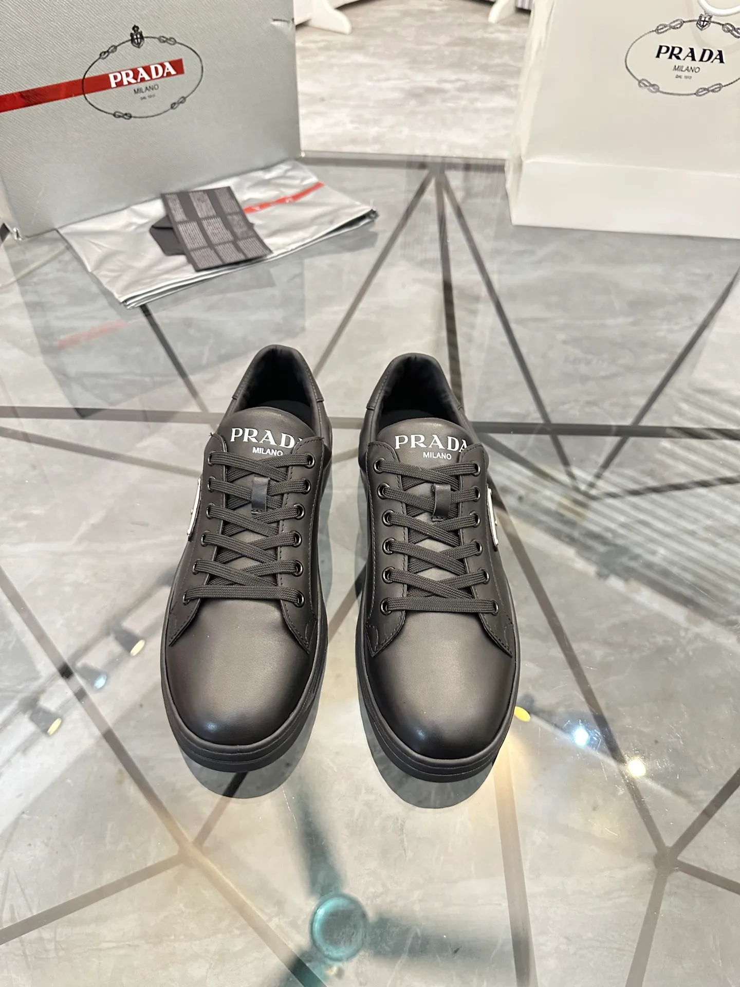 Men's shoes for sale 💰: 💰P540¥ High-end top quality Product trademark: Prada *"Prada*" low-top casual shoes Regular size: 38-45 (can be customized to 46) Product materials: imported first-layer cowhide for the upper, water-dyed cowhide lining, cowhide feet, original outsole. No.: 001